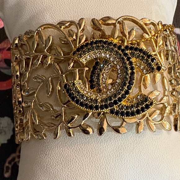 Chic Black and Gold Bracelet SAVED FOR MIRABELLA - Picture 2 of 6